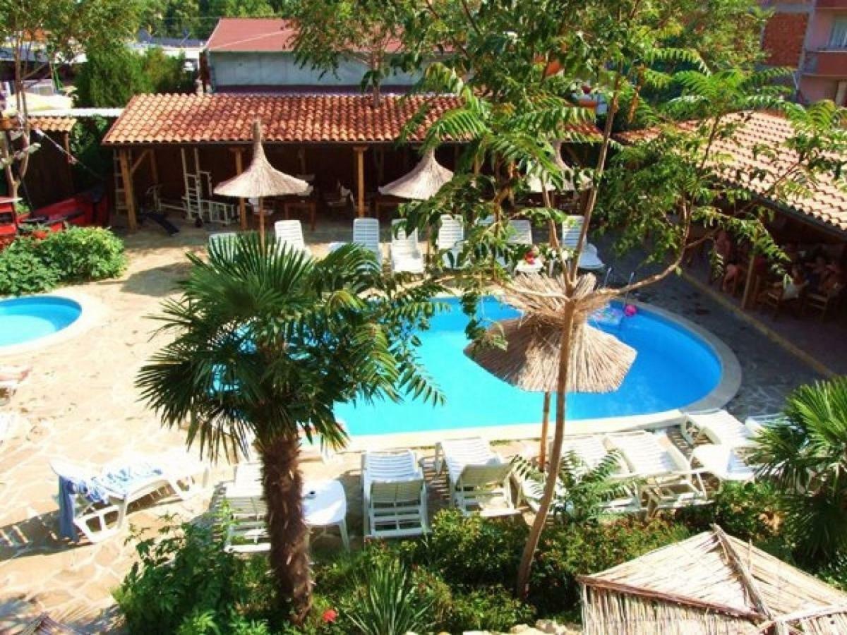 Family Hotel Tropicana Равда Экстерьер фото